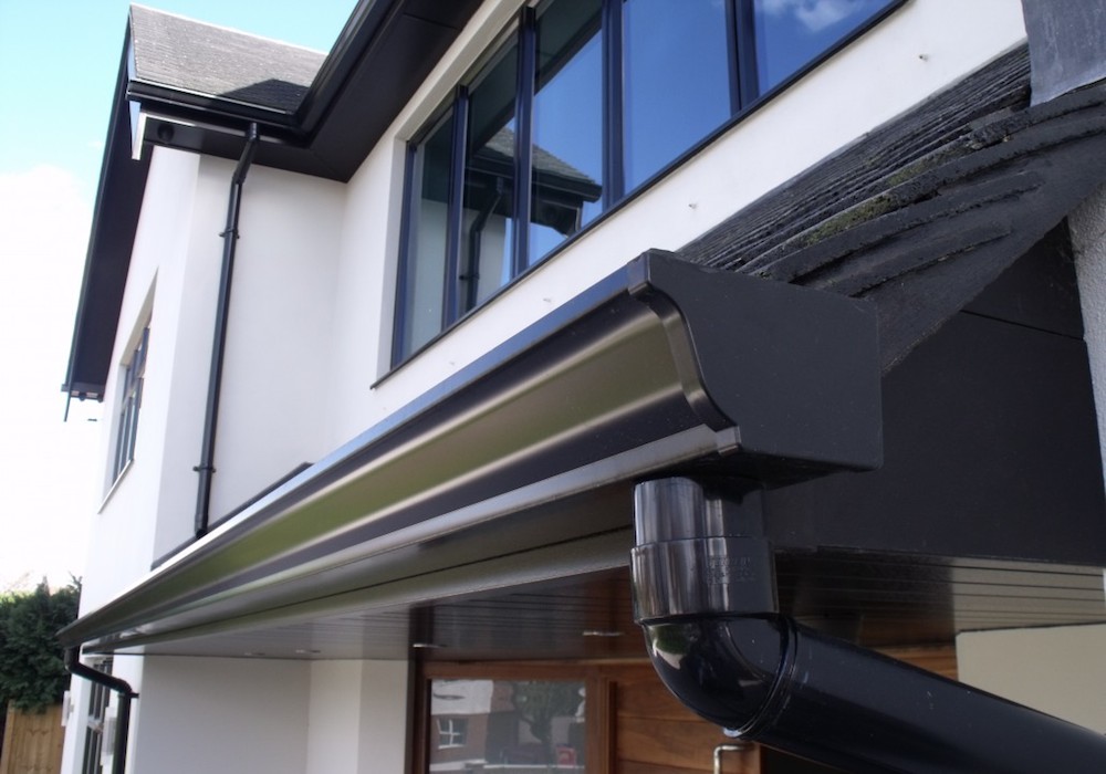 cheam-black-ogee-seamless-aluminum-gutter-1030x772